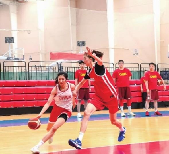 中国女篮主教练宣布球队完成万次投篮训练计划，中青代运动员训练热情高涨