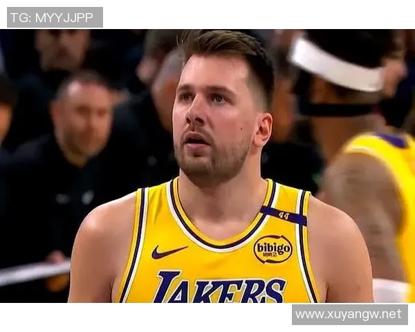詹姆斯场边笑开花!东契奇49分创历史,湖人两将却成交易筹码