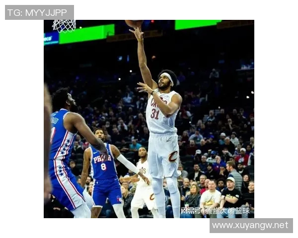 这球是真的炸裂😲亨特快攻中起飞骑扣恩比德 大帝跪倒在地